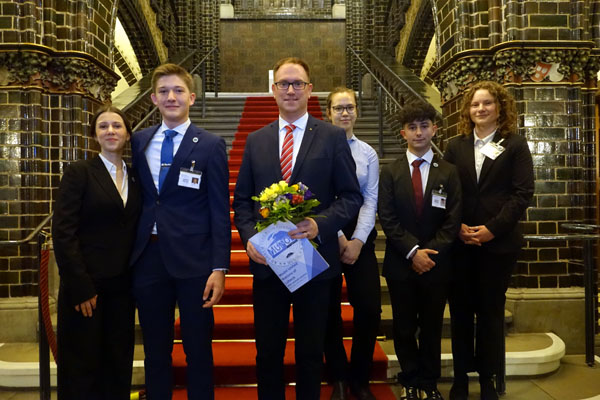 Bürgermeister Jan Lindenau empfing die Schüler im Rathaus. Foto: MUNOL