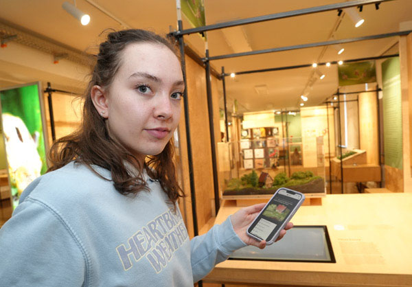 Kyra von Somnitz unterstützt die Besucher gerne bei der digitalen Rallye durch das Museum für Natur und Umwelt. Fotos: JW
