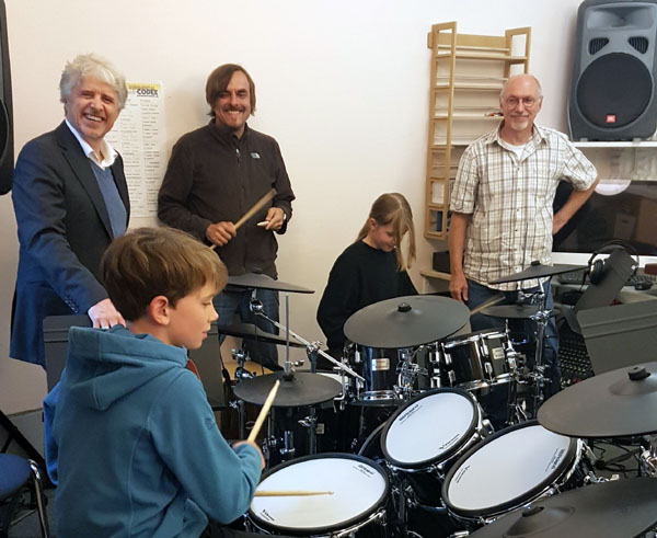 Musikschulleiter Ralph Lange, Jonathan Knopp (Schüler), Dozent Oliver Sonntag, Louise Cordier (Schülerin) und Instrumentenwart Harry Winterfeld mit den neuen Drums.