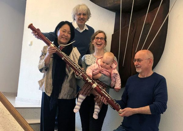 Ritsuko Groth, Schulleiter Ralph Lange, Maria Palme mit Tochter und Harry Winterfeld mit dem neuen Fagott. Foto: Musikschule