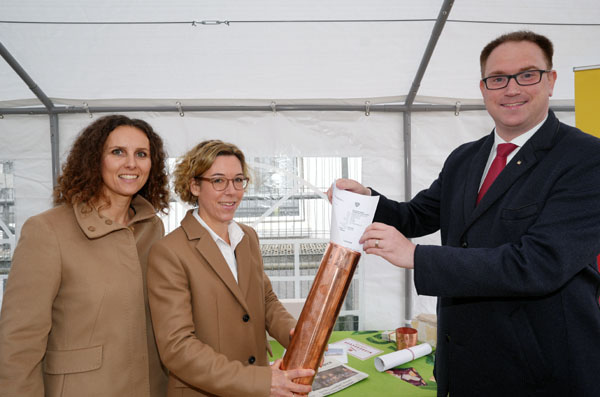 Bürgermeister Jan Lindenau steckte eine Kopie der Baugenehmigung in die Zeitkapsel. Fotos: JW