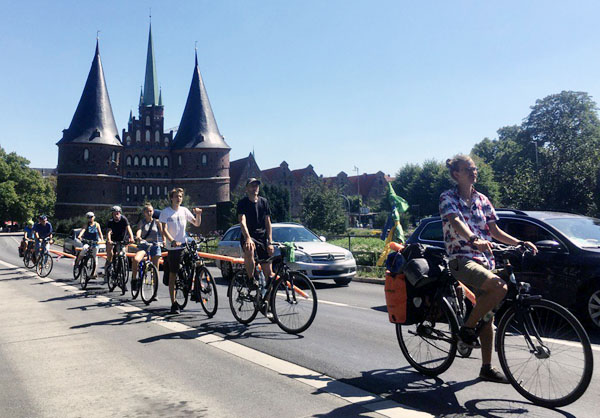 Zum Start der Tour wurde in Lübeck mit Schwimmnudeln gezeigt, welcher Abstand beim Überholen von Radfahrern vorgeschrieben ist. Fotos: Students for Future