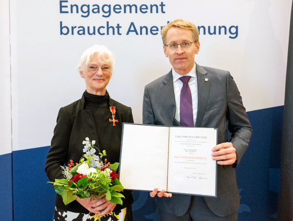 Ministerpräsident Daniel Günther überreichte im Namen des Bundespräsidenten das Verdienstkreuz am Bande an Ute Thyen. Fotos: Frank Peter