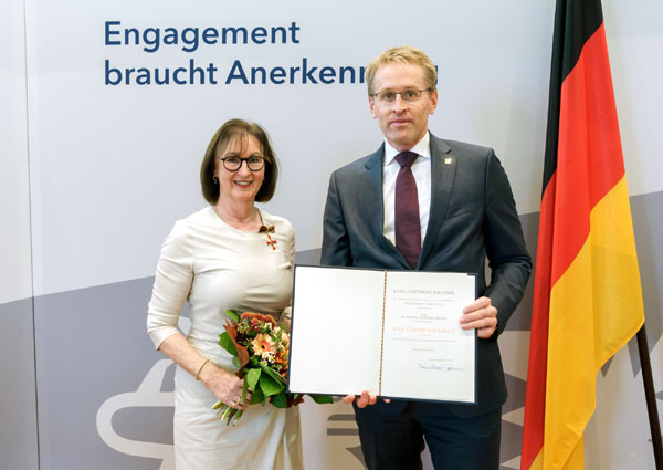 Ministerpräsident Daniel Günther überreichte das Verdienstkreuz des Verdienstordens der Bundesrepublik Deutschland an Dr. Roswitha Borchert-Bremer. Foto: Frank Peter