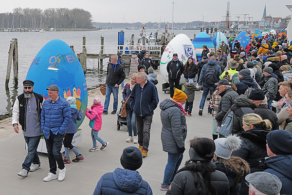 Der Höhepunkt des Ostersonntags: Die Riesen-Eierparade entlang der Promenaden in Travemünde. Fotos: Karl Erhard Vögele