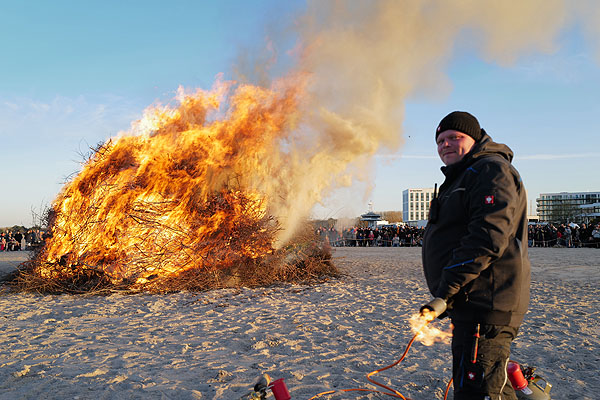 Das Osterfeuer am Strand von Travemünde konnte in diesem Jahr ohne Probleme entzündet werden. Fotos: Karl Erhard Vögele