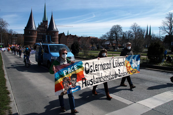 Am Ostermarsch nahmen in diesem Jahr in Lübeck rund 100 Demonstranten teil. Fotos: VG