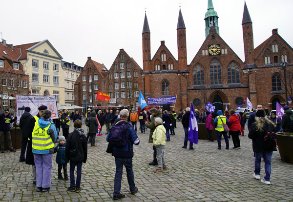 Rund 100 Personen beteiligten sich in Lübeck an dem Ostermarsch für den Frieden. Fotos: JW
