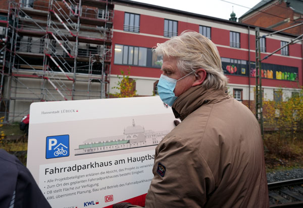 Dirk Gerdes, Geschäftsführer der KWL, mit dem Plan für das neue Parkhaus. Fotos, O-Ton: JW