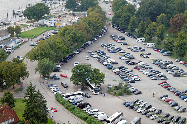 Die Politik macht Druck: Die zwei neuen Parkpaletten in Travemünde sollen umgehend gebaut werden. Foto: Karl Erhard Vögele