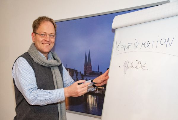 Pastor Robert Pfeifer von St. Marien Lübeck ist Ansprechpartner für zukünftige Konfirmanden. Foto:KKLL-bm