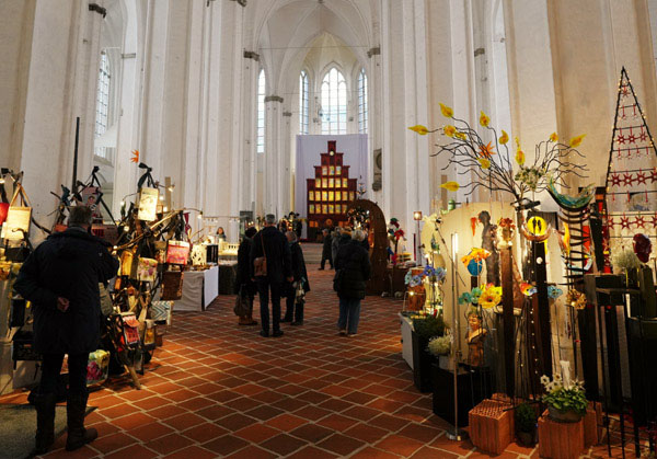 St. Petri bietet einen Kunsthandwerkermarkt etwas abseits des Trubels an. Fotos: JW