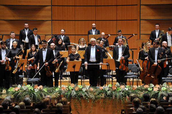 In diesem Jahr ist Justus Frantz mit der Philharmonie der Nationen wieder in der MuK zu Gast. Fotos: Holger Kasnitz