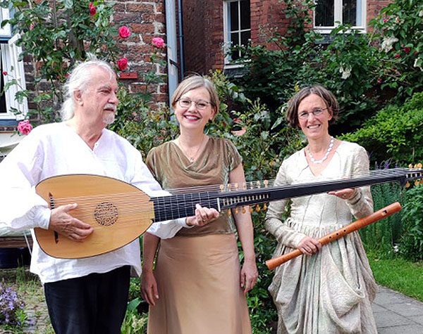 Das Trio Cortili begleitet den Vollmond mit einem Konzert im Pilgergarten. Foto: Veranstalter