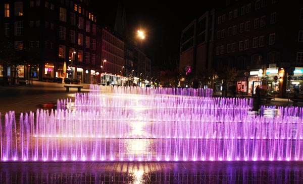 An zahlreichen Plätzen wird Lübeck in der Nacht zu Sonntag pink. Foto: JW/Archiv