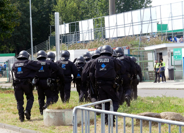 Zu größeren Polizeieinsätzen kam es am Rande des Fußballspiels VfB Lübeck gegen TSV 1860 München nicht. Symbolbild