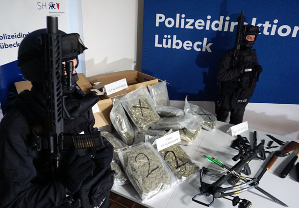 Ein Teil der beschlagnahmten Waffen und Drogen.