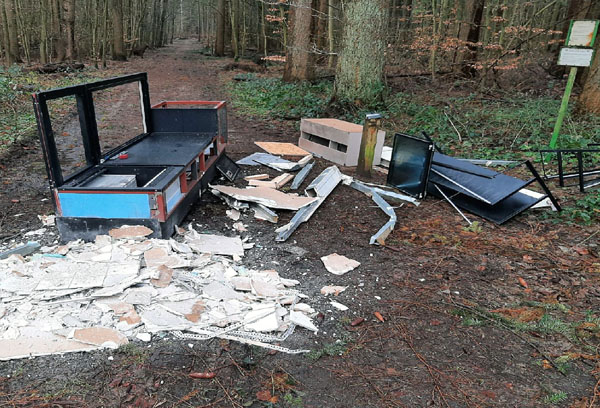 Auch eine Industrieküche wurde in den Wald gekippt. Fotos: Polizei