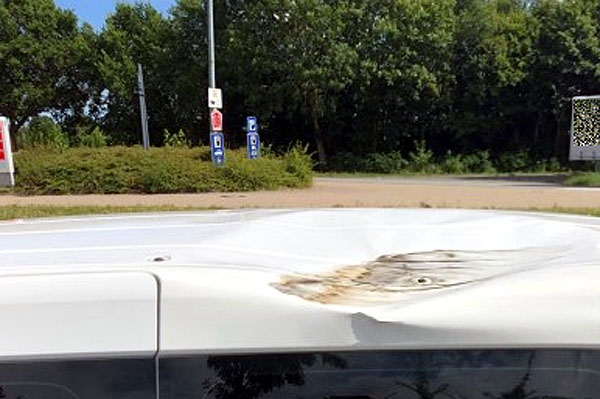 Der Reifen landete auf dem Dach eines Caddy. Foto: Polizei