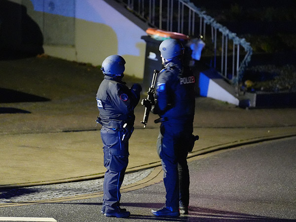 Über drei Stunden waren Polizeibeamte mit Maschinenpistolen in Pansdorf unterwegs. Foto: JW
