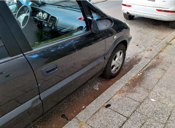 An sechs parkenden Fahrzeugen wurden die rechten Außenspiegel beschädigt. Foto: Polizei