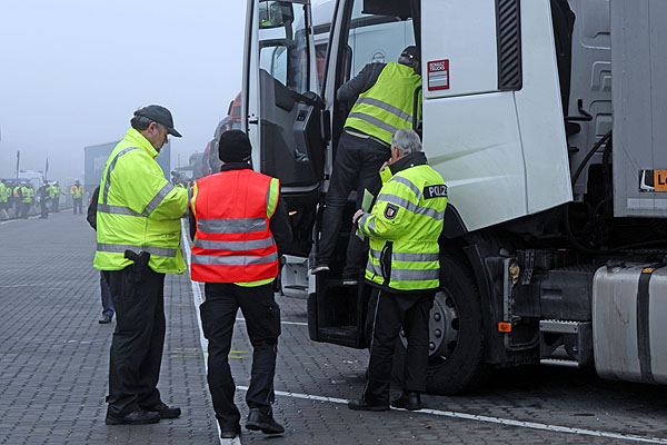 Die Polizei hat landesweit verstärkt Lkw und Busse kontrolliert. Foto: Karl Erhard Vögele/Archiv