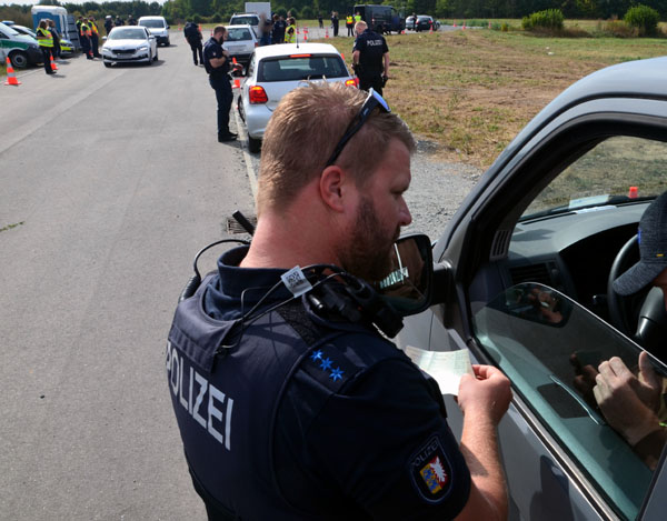 Im Estlandring wurden rund 300 Fahrzeuge angehalten und genau überprüft. Fotos: Polizei