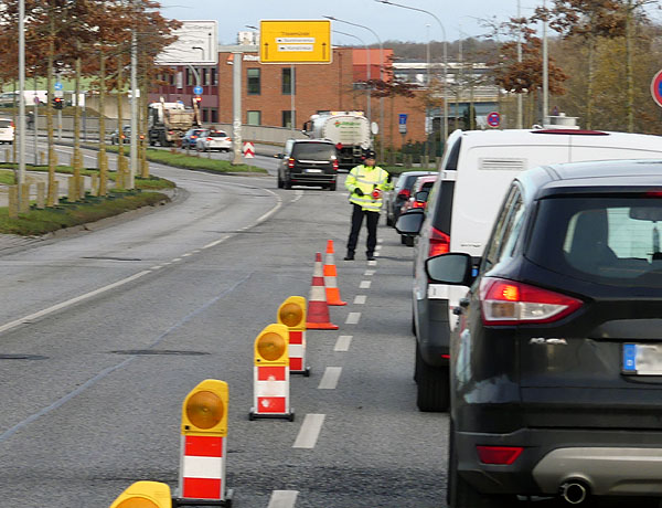 Die Polizei führte an verschiedenen Stellen in Lübeck Kontrollen durch. Fotos: STE