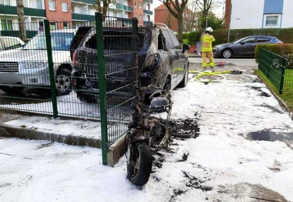 Der Roller wurde vollständig zerstört, das Auto stark beschädigt. Foto: PD Lübeck