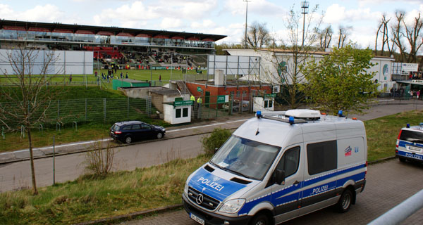 Die Polizei rechnet mit Verkehrsbehinderungen im Bereich des Stadions Lohmühle. Foto: Oliver Klink/Archiv