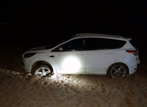 Der Ford blieb im Sand stecken. Der angetrunkene Fahrer alarmierte selbst die Polizei. Foto: Polizei