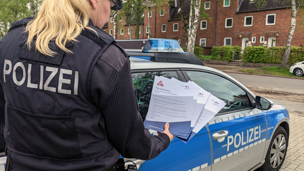 Die Polizei hat bereits mit Handzetteln darauf aufmerksam gemacht, dass das Zuparken von Fahrbahnen keine gute Idee gegen Schleichverkehr ist. Foto: Polizei