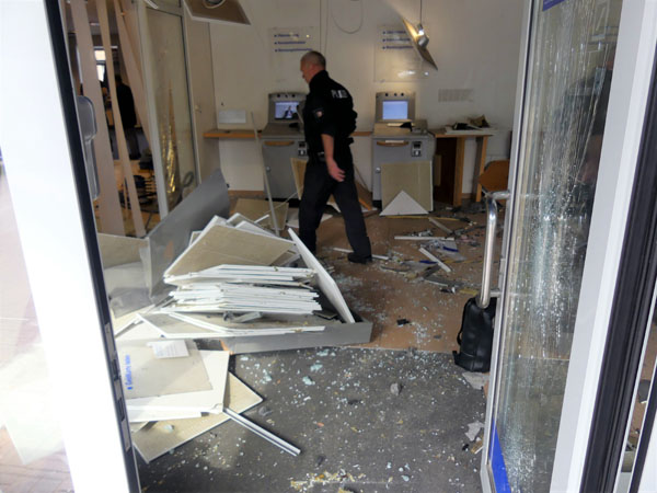In Moisling wurden in der Nacht zu Donnerstag zwei Geldautomaten gesprengt. Fotos: STE