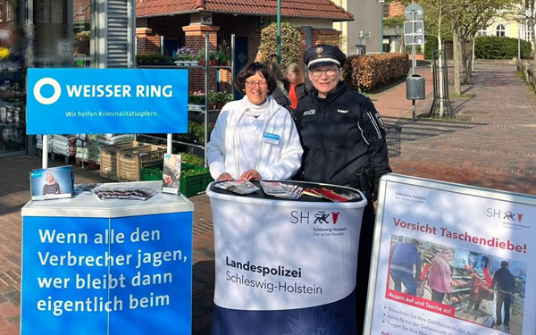 Elke Ahlering (li.) und Polizeihauptkommissarin Heike Schmidt von der Präventionsstelle der Polizeidirektion Lübeck informieren in dieser Woche vor Supermärkten im Kreis Ostholstein. Foto: Polizei