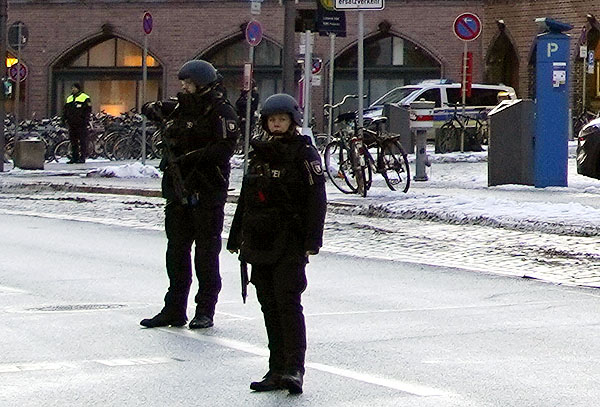 Schwer bewaffnete Polizeibeamte riegelten den Hauptbahnhof und angrenzende Straßen ab. Fotos: VG