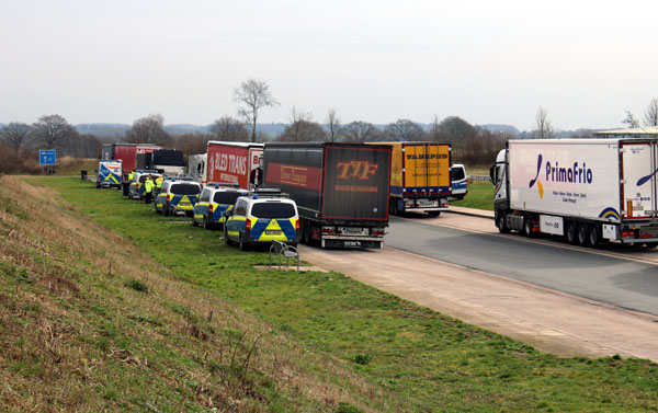 Die Polizei kontrollierte den Güterverkehr auf der A20 in Fahrtrichtung Lübeck. Foto: Polizei