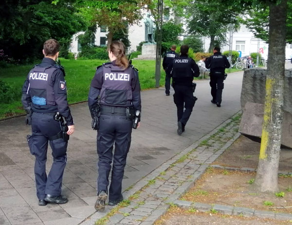 Die Polizei ist wieder verstärkt am Lindenplatz unterwegs, um den Lübeckern einen Angstraum zu nehmen. Fotos: STE