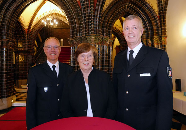 Innenministerin Sabine Sütterlin-Waack verabschiedete Norbert Trabs (links) und führte Bernd Olbrich (rechts) in sein Amt ein. Fotos: JW