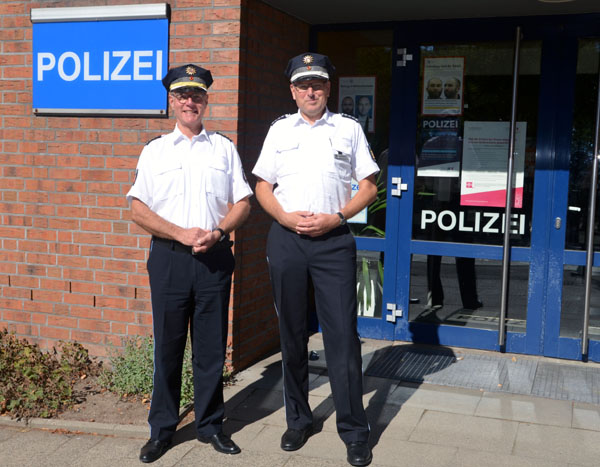 Der Leiter der Polizeidirektion Lübeck, LPD Norbert Trabs (links), zusammen mit dem neuen Revierleiter, EPHK Dennys Wormsdorf, vor dem Dienstgebäude in Bad Schwartau. Foto: Polizei