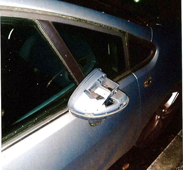 Unbekannte haben an mindestens acht Fahrzeugen die rechten Außenspiegel beschädigt. Foto: Polizei