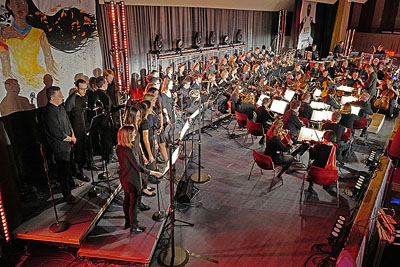 Die Lübeck Pop Symhonics wurden bei ihrem Benefiz-Konzert vom Publikum gefeiert. Fotos: Karl Erhard Vögele