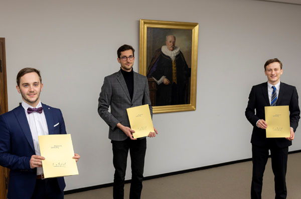 Die Prämienpreisträger Lennard Kaster und Jan Oertling mit Possehl-Ingenieurpreisträger Micha Studer. Foto: Agentur 54°