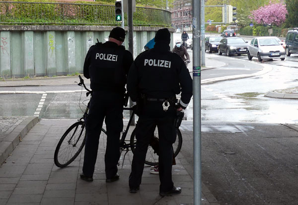 Die Polizei kontrollierte erneut Radfahrer unterhalb der Wallbrechtbrücke. Foto: STE/Archiv