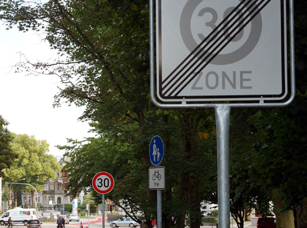 Die Bürokratie macht es möglich: Autofahrer dürfen auf der Straße Rehderbrücke kurz Gas geben und dann wieder bremsen. Fotos: JW