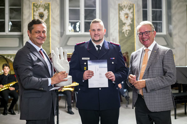 Simon Harder erhielt den mit 1000 Euro dotierten Preis für sein Engagement bei der Freiwilligen Feuerwehr. Fotos: Olaf Malzahn/Rotary Stiftung zu Lübeck