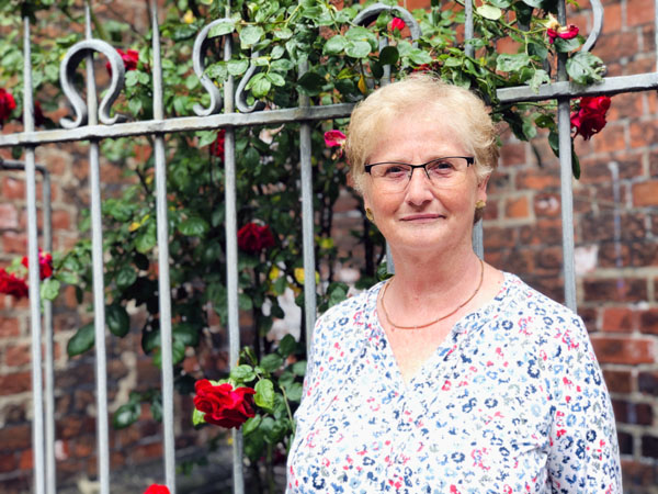 Die Rosen an St. Marien wird Sabine Weiß auch im Ruhestand weiterhin pflegen. Foto: Steffi Niemann