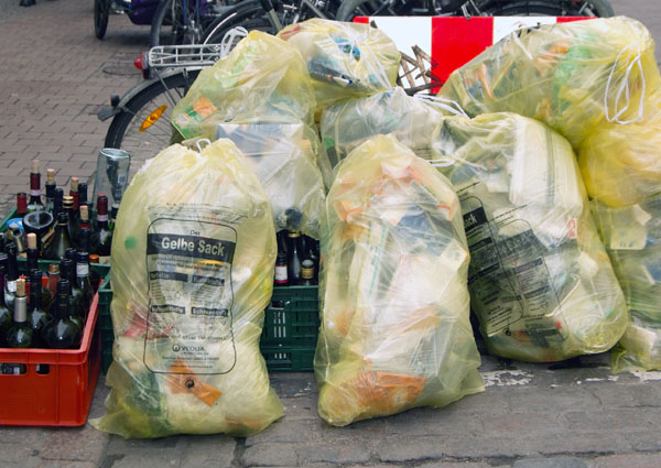 Müllsäcke, Handschuhe und Müllzangen werden für den Frühjahrsputz gestellt. Symbolbild: Archiv