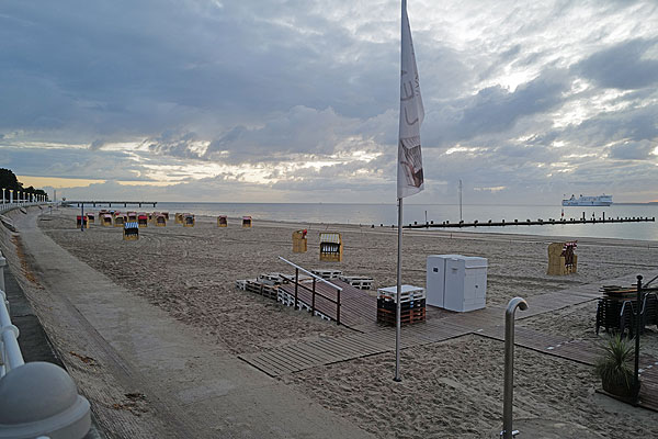 Gut zwei Wochen vor dem Ende der Hauptsaison am 15. September werden in Travemünde die Strandkörbe abgefahren. Fotos: Karl Erhard Vögele