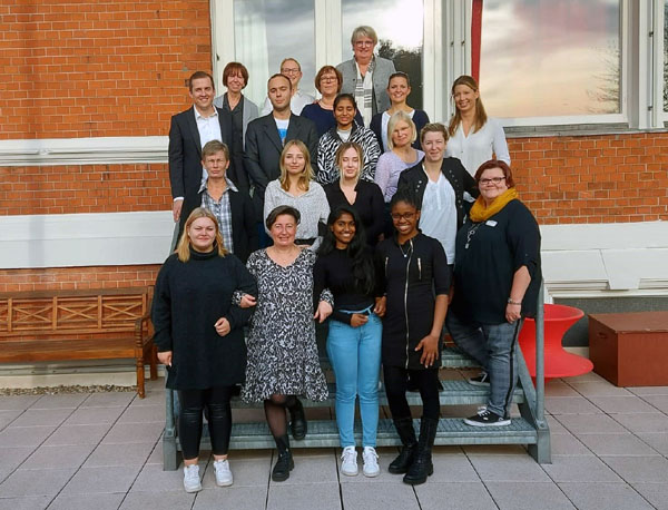 Zehn frischgebackene Krankenpflegehelfer und –helferinnen feierten kürzlich das bestandene Examen. Foto: Sana Kliniken Lübeck