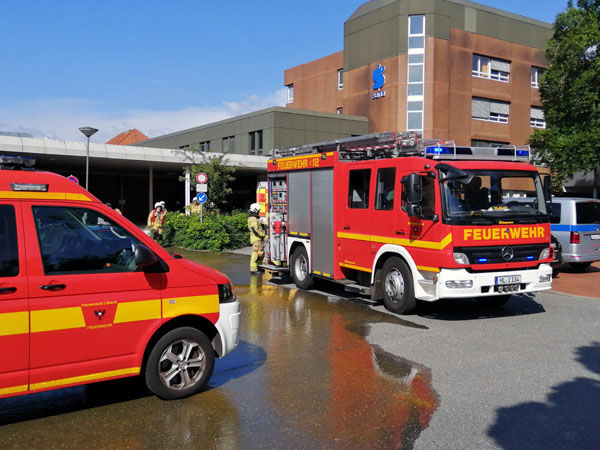 Die Feuerwehr bereitete sich auf einen Klinikbrand vor, konnte aber schnell Entwarnung geben. Fotos: STE